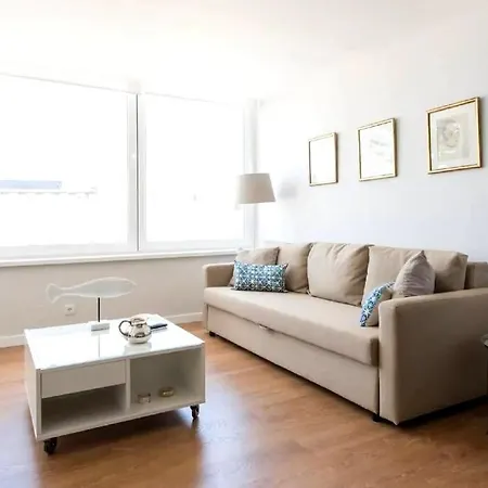 Elegant And Bright In Apartment Estoril